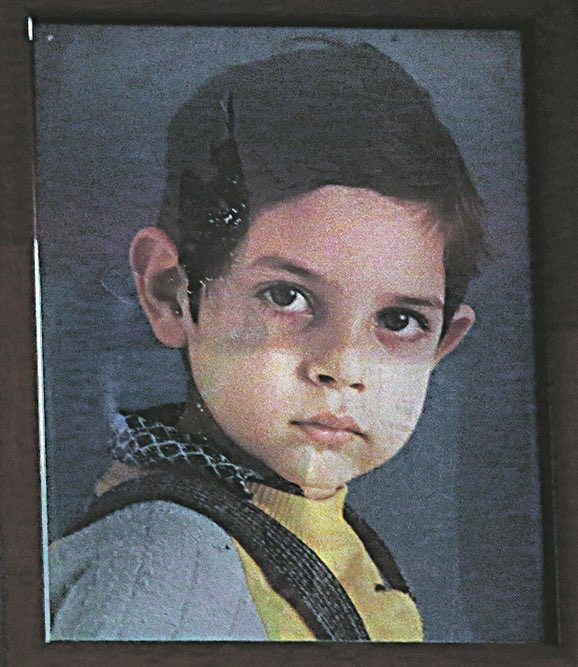 AlexisPlastic_'s tweet photo. Pre tačno 25 godina ubijen je Dušan Jovanović. Imao je 13 godina i krenuo je da kupi koka kolu. Ubila su ga dva maloletna momka, šutirali su ga cokulama u glavu, odvalili deo oluka i njime ga tukli, samo zato što je Rom. Jedan od njih je čak izjavio da se ne kaje. https://t.co/gsSzqNDCII