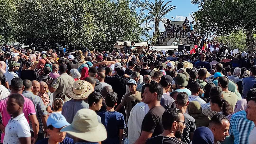 Protests and a general strike in Zarzis, Tunisia.
People of Zarzis express Anger and frustration at government for not handling the missing boat incident well.
Bodies were burried in unmarked graves and no proper rescue missions were sent out 
#Tunisia 
#Strike
#Zarzis