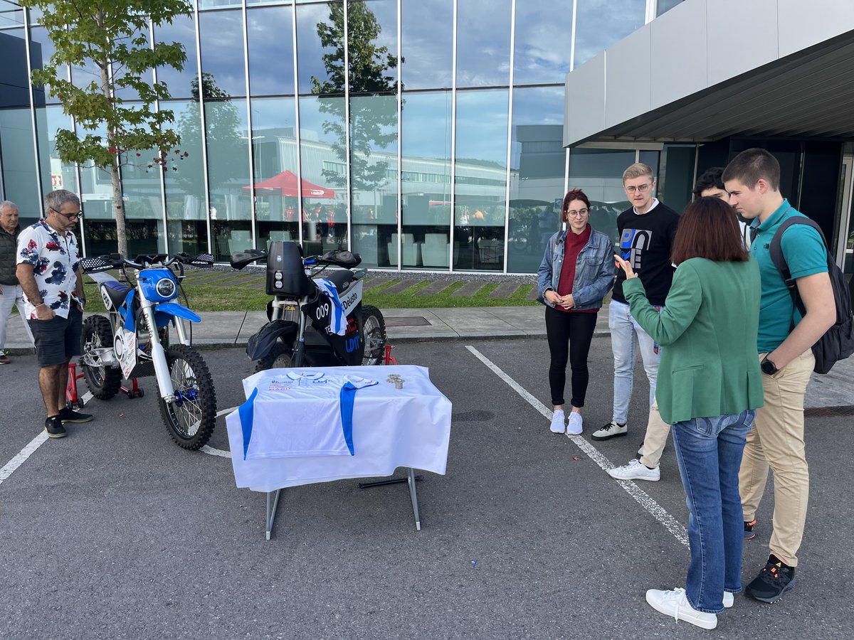 IngDeusto's tweet photo. Deusto Moto Team participa en las puertas abiertas "del sector de automoción" de @AcicaeCluster con la exposición de las últimas motos eléctricas diseñadas y fabricadas por el equipo de estudiantes de ingeniería @deusto 🔝🏍️
#ingenieria #automocion #moto #udmt https://t.co/9fl6hVqihy