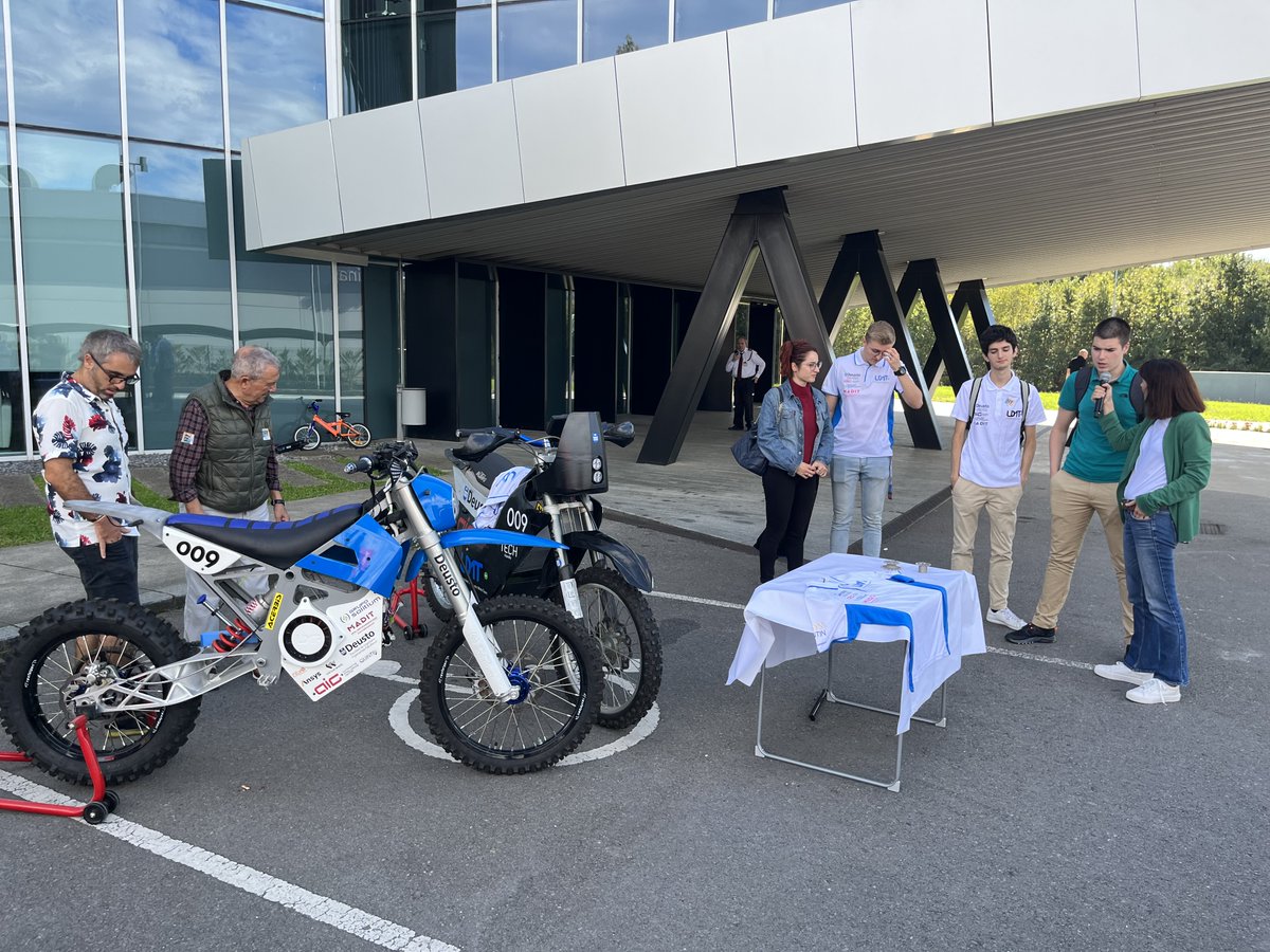 IngDeusto's tweet photo. Deusto Moto Team participa en las puertas abiertas "del sector de automoción" de @AcicaeCluster con la exposición de las últimas motos eléctricas diseñadas y fabricadas por el equipo de estudiantes de ingeniería @deusto 🔝🏍️
#ingenieria #automocion #moto #udmt https://t.co/9fl6hVqihy