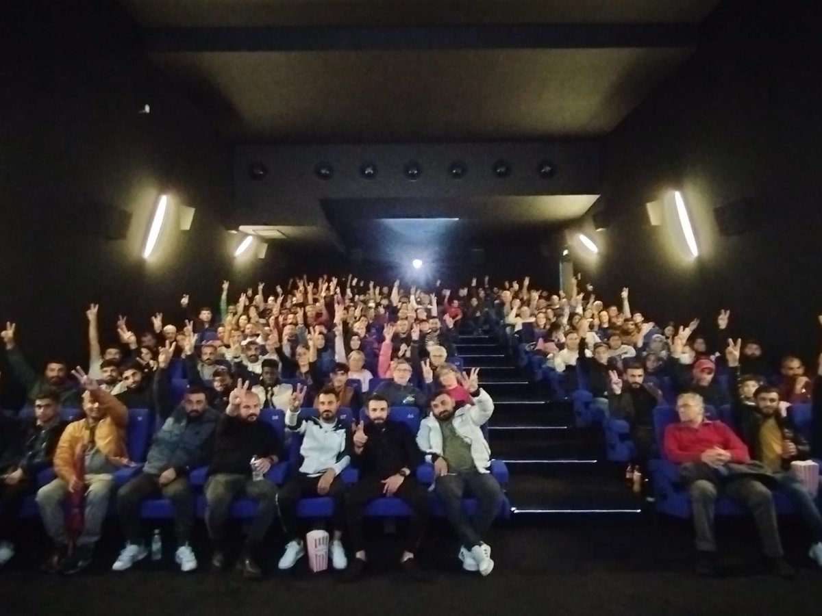 serhad_A21's tweet photo. Ji peşandana filma Dema Dirîreşkan @dirireskan à bajare fransa Reims ê, em je gele xwe spas dikin ku peşwazikirina germ ku salonê de cih nehiştin, u gelek kes mixabin nikaribun filme temaşe bikin,  emê dilê wan nehelin di nava heftiyeki eme caraki din peşandan bikin https://t.co/aQ6sVxa3HG