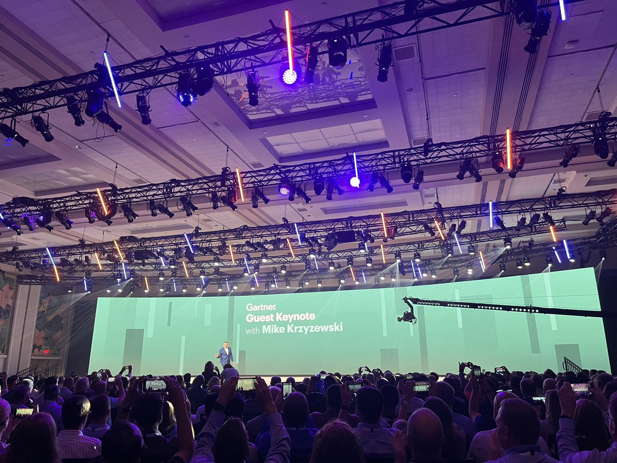 Just out of one of the best talks I’ve listened to in years 🧐

Inspirational keynote to end day 1 of #GartnerSYM from “Coach K”, Mike Krzyzewski.   

As one of the most successful basketball coaches of all time he knows what it takes to build high performing teams. 🧵