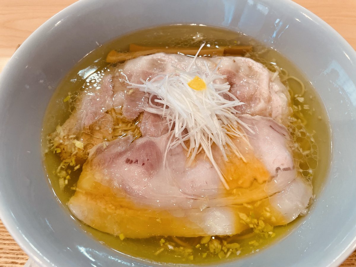 Lisa_1024's tweet photo. 湯河原『らぁ麺飯田商店』
飯田商店の予約はハードル高めですが、頑張りました🙏
飯田さんに話しかけてもらえて緊張で震えました。連食でお腹いっぱい😋

「孤高の味」

飯田さんの姿勢が私はすきです。 https://t.co/Ew0Vl5kX3l