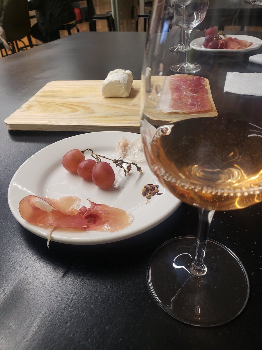 insignificante's tweet photo. Iniciamos el 3er módulo de Formación de sommelier y es hermoso adquirir nuevas experiencias. 🥰 https://t.co/PScV8hcTly