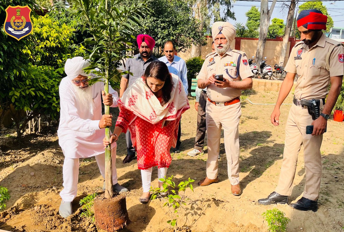 MalerkotlaPol's tweet photo. ਐੱਸ.ਐੱਸ.ਪੀ ਮਾਲੇਰਕੋਟਲਾ ਨੇ ਵਾਤਾਵਰਣ ਨੂੰ ਸ਼ੁੱਧ ਰੱਖਣ ਲਈ ਡੀ.ਪੀ.ਓ ਮਾਲੇਰਕੋਟਲਾ ਵਿਖੇ ਉੱਘੇ ਸਮਾਜ ਸੇਵੀ ਸ. ਇੰਦਰਜੀਤ ਮੁੰਡੇ ਦੇ ਸਹਿਯੋਗ ਨਾਲ ਬੂਟੇ ਲਗਾਏ।
SSP Malerkotla planted saplings with cooperation from eminent social worker Mr. Inderjit Munde at DPO Malerkotla to keep the #EnvironmentClean . https://t.co/7g17nyWUsm