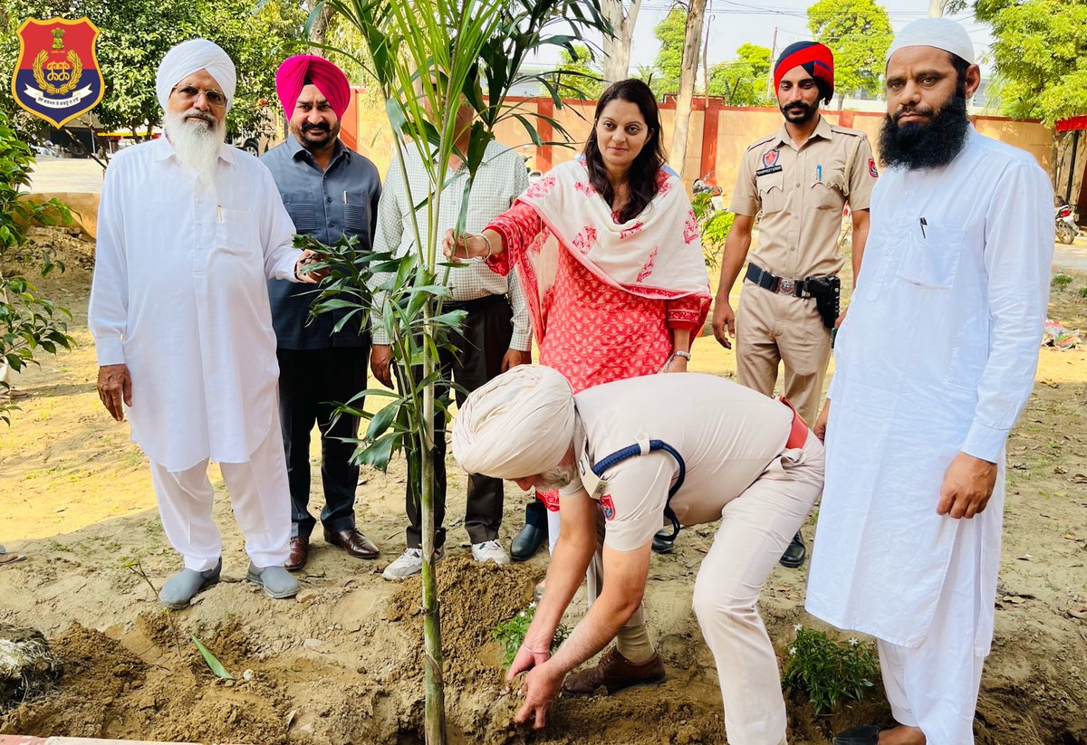 MalerkotlaPol's tweet photo. ਐੱਸ.ਐੱਸ.ਪੀ ਮਾਲੇਰਕੋਟਲਾ ਨੇ ਵਾਤਾਵਰਣ ਨੂੰ ਸ਼ੁੱਧ ਰੱਖਣ ਲਈ ਡੀ.ਪੀ.ਓ ਮਾਲੇਰਕੋਟਲਾ ਵਿਖੇ ਉੱਘੇ ਸਮਾਜ ਸੇਵੀ ਸ. ਇੰਦਰਜੀਤ ਮੁੰਡੇ ਦੇ ਸਹਿਯੋਗ ਨਾਲ ਬੂਟੇ ਲਗਾਏ।
SSP Malerkotla planted saplings with cooperation from eminent social worker Mr. Inderjit Munde at DPO Malerkotla to keep the #EnvironmentClean . https://t.co/7g17nyWUsm