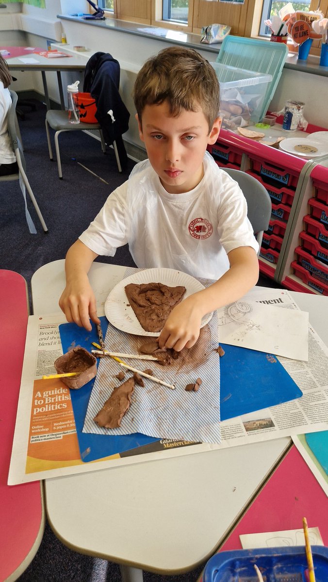 YYllys's tweet photo. Bl. 5 yn gwneud artefactau Rhufeinig gyda chlai gyda arlunwyr Ben a Jude. Gwaith gwych. Yr. 5 making roman artefacts with clai with the artists Ben and Jude. Some great work. @BenDavisCreate @cadwwales @DenbighshireCC @GCynradd @CriwCelf @Siarteriaith @MIDinbych #creadigol #CiG https://t.co/JAjqJJ5e9j