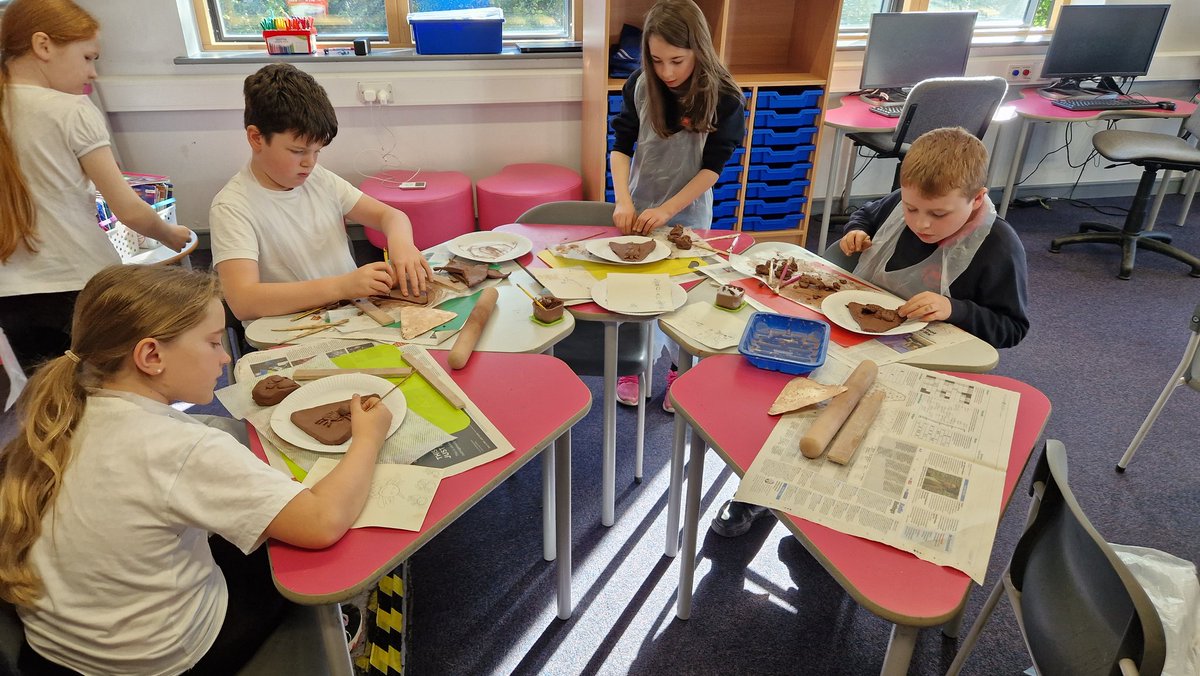 Bl. 5 yn gwneud artefactau Rhufeinig gyda chlai gyda arlunwyr Ben a Jude. Gwaith gwych. Yr. 5 making roman artefacts with clai with the artists Ben and Jude. Some great work. <a href="/BenDavisCreate/">Ben Davis</a> <a href="/cadwwales/">Cadw</a> <a href="/DenbighshireCC/">DenbighshireCC</a> <a href="/GCynradd/">GwE Cynradd / GwE Primary</a> <a href="/CriwCelf/">Criw Celf</a> <a href="/Siarteriaith/">Siarter Iaith Gwynedd</a> <a href="/MIDinbych/">Menter Iaith Sir Ddinbych 🏴󠁧󠁢󠁷󠁬󠁳󠁿</a> #creadigol #CiG