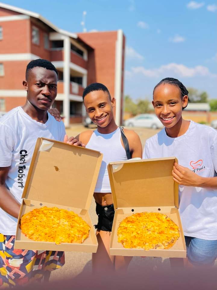 We still having our special offer when you buy a large pizza you get a small 1 free yes for free🍕🍕🍕🍕😊😊😊😜
We are in Kgale block 9 next to kgale junr
Chef Paul 77638172 or 74499324
Rozette 76066389

And keep Retweeting u can be our winner