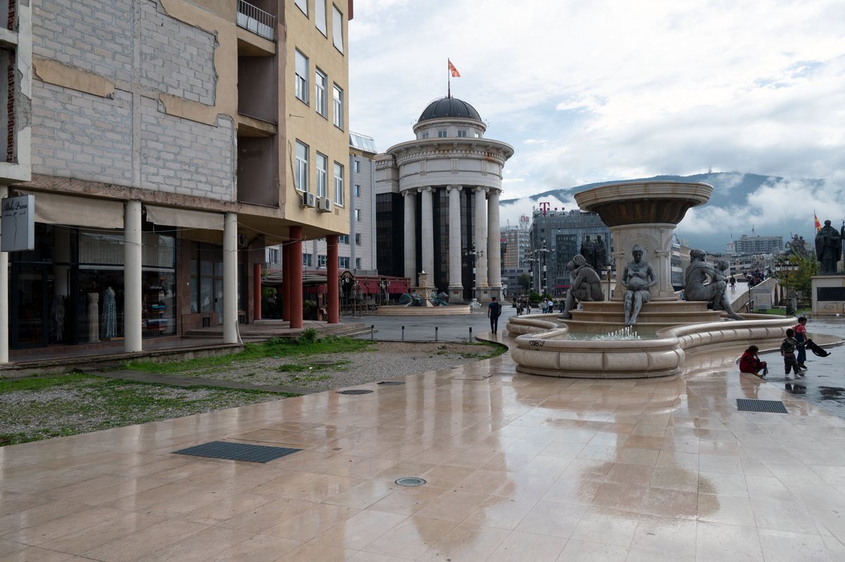 Since 2014, in Skopje, fake neoclassical buildings and tacky monuments eclipse the “brutalist” legacy of Yugoslavia. This controversial 'urbicide' exposes the nationalistic tensions in Macedonia, a country in search of identity that does not want to be seen as a periphery. 11/12