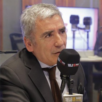 Tele13_Radio's tweet photo. 📻#MesaCentral | Carlos Peña: "Si uno mira la elite dirigente que hoy está en el gobierno, se trata de jóvenes burgueses (...) de familias burgueses o profesionales o medias altas, que ingresaron a la universidad e hicieron de eso una ocasión redentora"

🔴https://t.co/ElEeQ3bCA2 https://t.co/dUwHsIcs6v