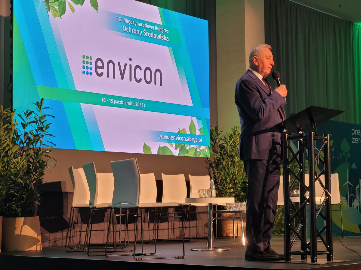 MRiRW_GOV_PL's tweet photo. Wicepremier @Kowalczyk_H podczas wystąpienia na #envicon: Bardzo ważne jest, aby rolnictwo żyło harmonijnie z ochroną środowiska. Cały europejski Zielony Ład i #WPR bardzo intensywnie do tego zmierza. https://t.co/8dx28MZNVF