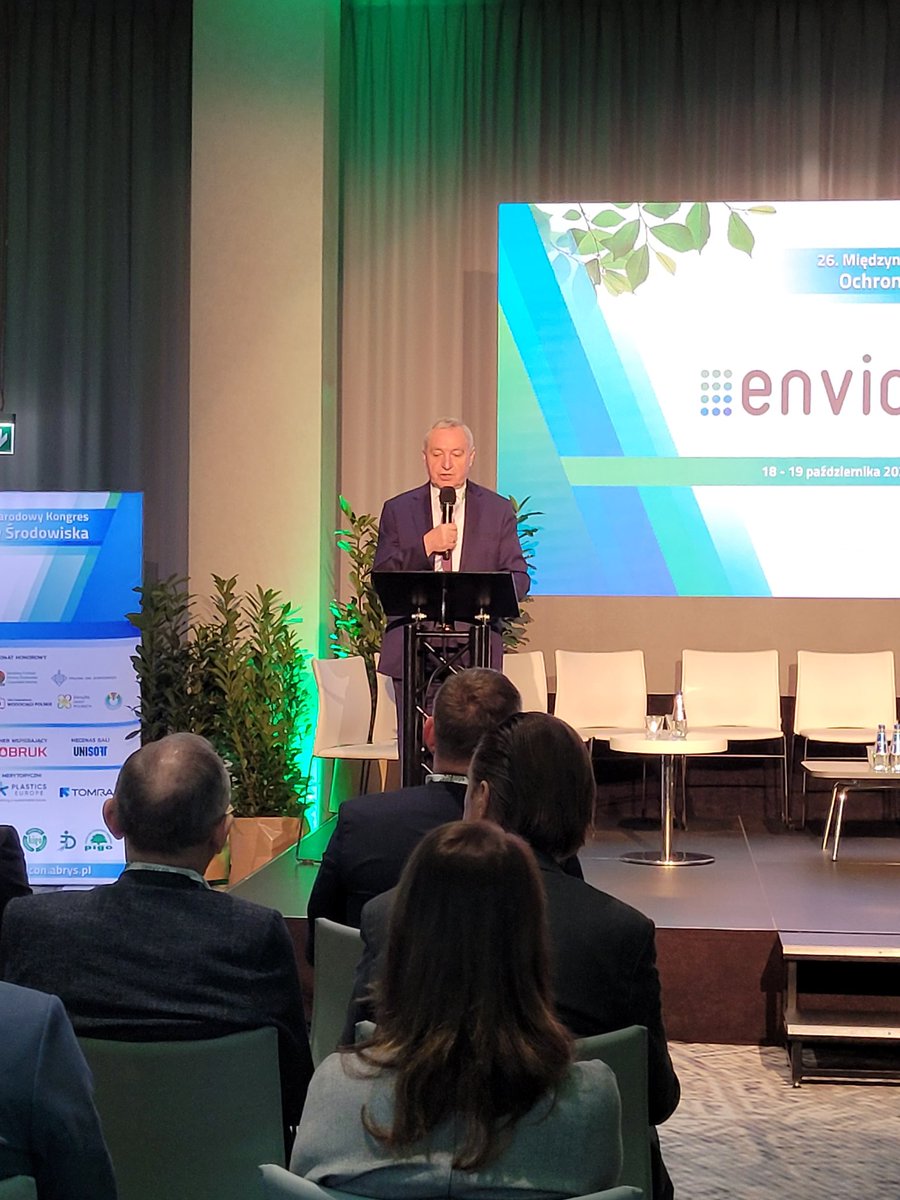 MRiRW_GOV_PL's tweet photo. Wicepremier @Kowalczyk_H podczas wystąpienia na #envicon: Bardzo ważne jest, aby rolnictwo żyło harmonijnie z ochroną środowiska. Cały europejski Zielony Ład i #WPR bardzo intensywnie do tego zmierza. https://t.co/8dx28MZNVF