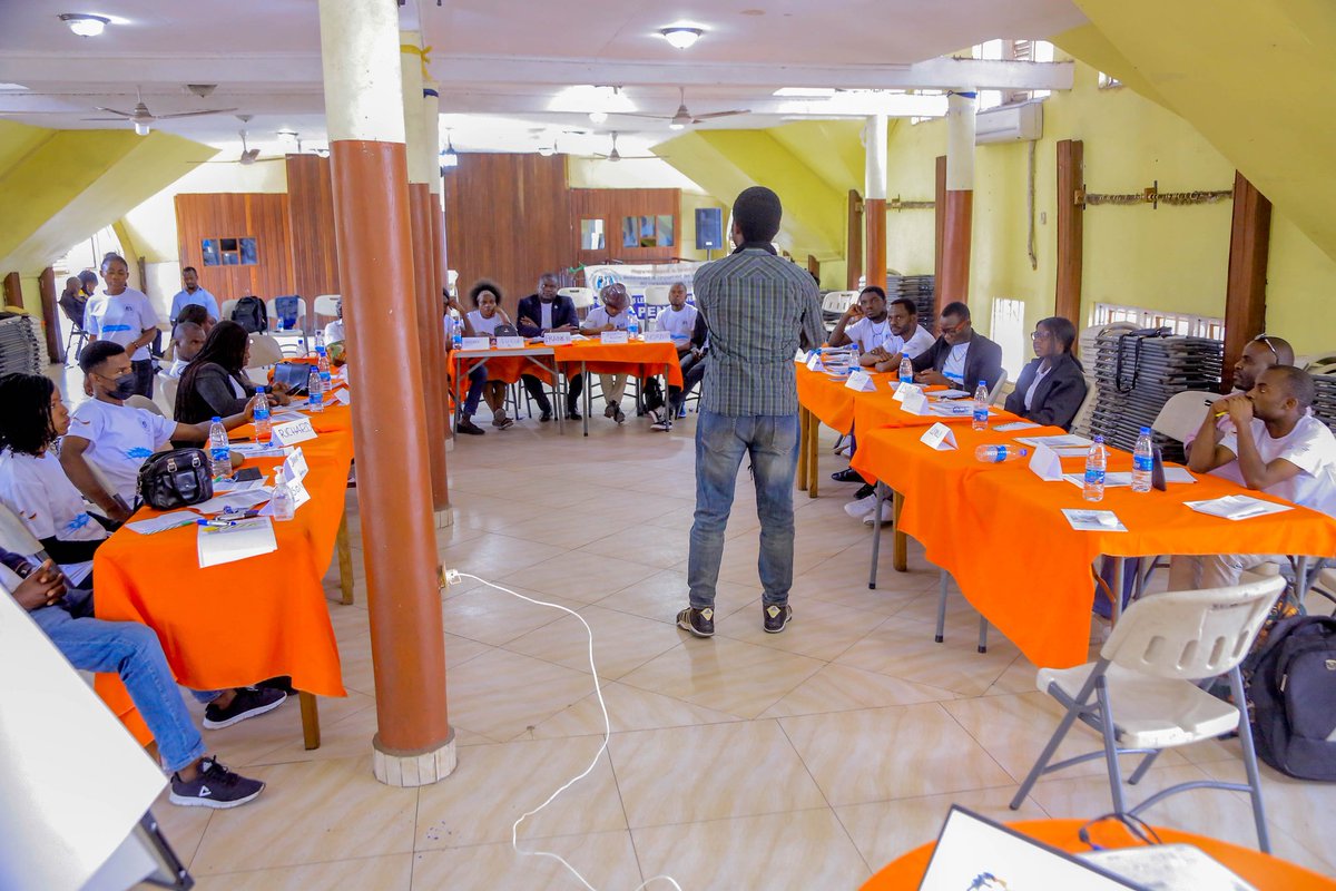 Cjv001's tweet photo. Suite et fin du #dialoguecommunautaire organisé à Goma depuis lundi par le @Cjv001. Comme lors du jour 1, ce mardi, des jeunes sont outillés et s'expriment aisément. 
Le thème central n'a pas changé: "DÉVELOPPER SA PENSÉE CRITIQUE POUR LA PAIX ET LA COHÉSION SOCIALE." @forumzfd https://t.co/x1OtkKkJX6
