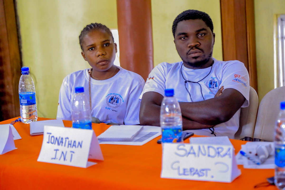 Cjv001's tweet photo. Suite et fin du #dialoguecommunautaire organisé à Goma depuis lundi par le @Cjv001. Comme lors du jour 1, ce mardi, des jeunes sont outillés et s'expriment aisément. 
Le thème central n'a pas changé: "DÉVELOPPER SA PENSÉE CRITIQUE POUR LA PAIX ET LA COHÉSION SOCIALE." @forumzfd https://t.co/x1OtkKkJX6