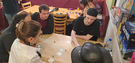 6 parties, 26 joueurs, 34 personnages, 28 morts

Il y a eu du Sombre au JdR Fest.  #JDR

Compte rendu ici : terresetranges.net/forums/viewtop…