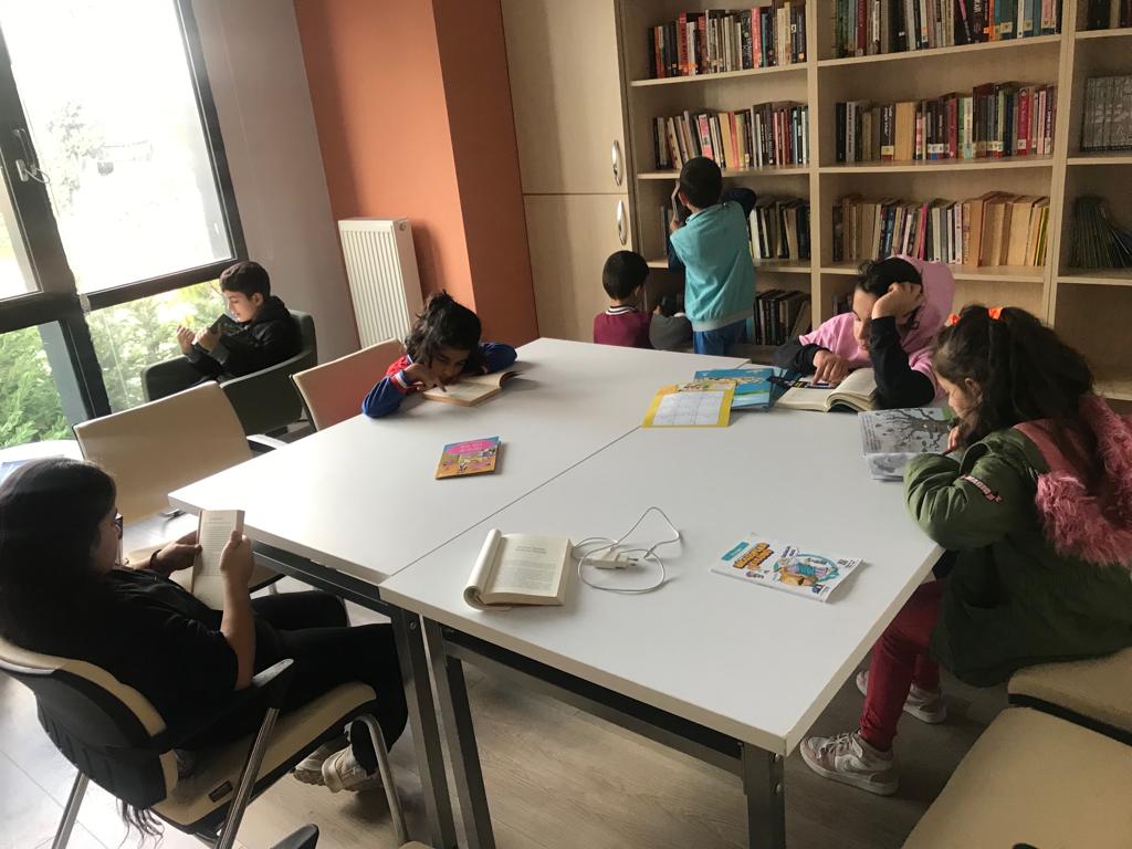 Çocuklar, duyduk duymadık demeyin!

İBB Mahalle Evleri, kitap okumak ya da ders çalışmak için sizleri bekliyor. 📚🧑‍🍼👩‍🍼

Detaylı bilgilere ve adreslerimize sosyalhizmetler.ibb.gov.tr/sayfadetay.asp… adresinden erişebilirsiniz.