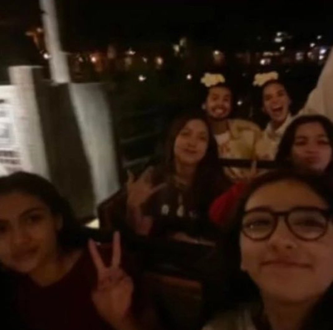 xolombrasil's tweet photo. Mais uma foto de Xolo Maridueña curtindo a Disney ao lado de sua família e Bruna Marquezine. ❤️‍🔥 https://t.co/1uFfRMOJwx
