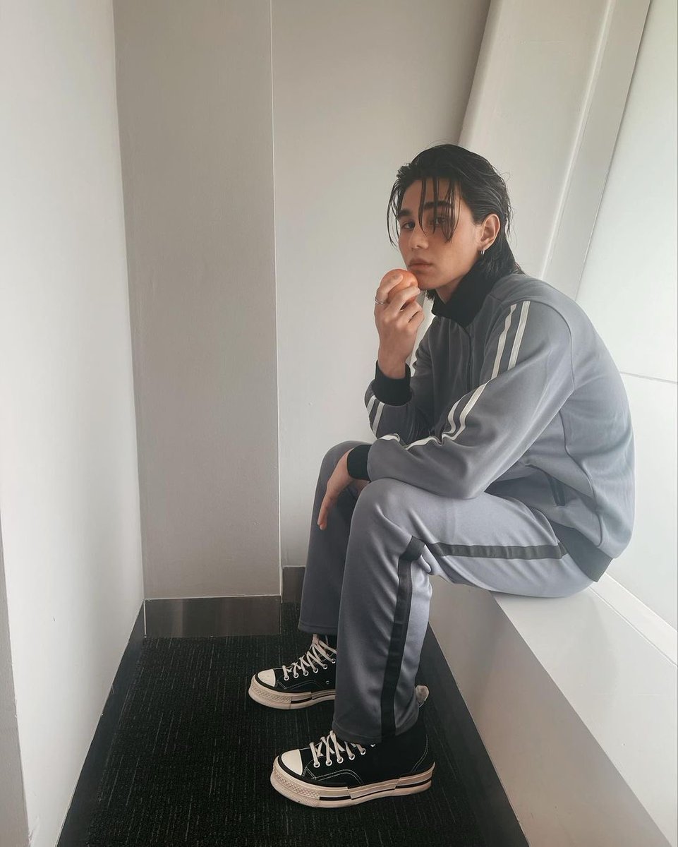 Jeffssatur's tweet photo. Just me eating my apple in my gray tracksuit. Do you want some? https://t.co/TkLyGPgJ0D