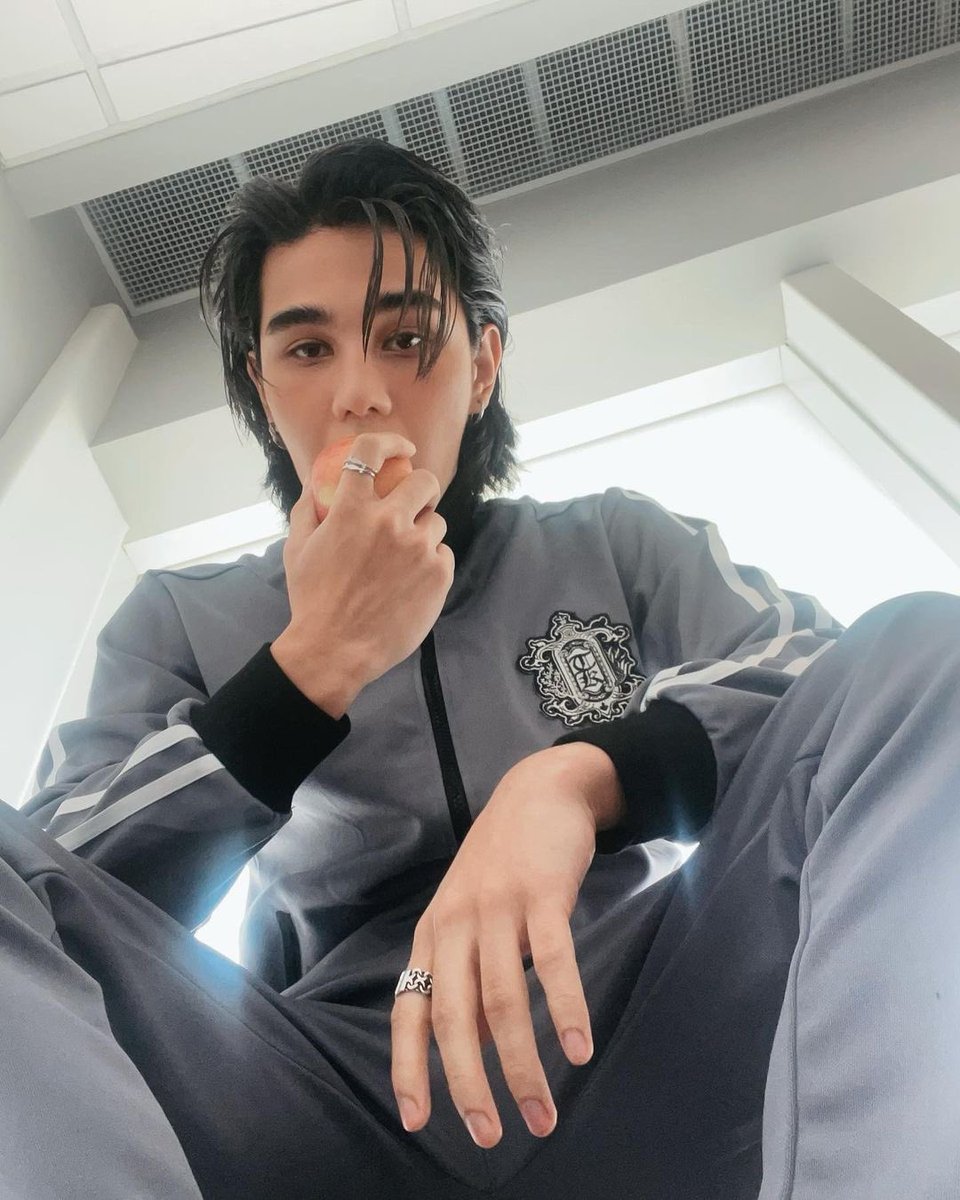Jeffssatur's tweet photo. Just me eating my apple in my gray tracksuit. Do you want some? https://t.co/TkLyGPgJ0D