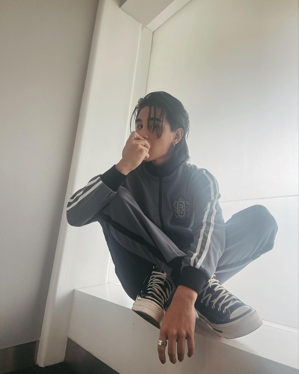 Jeffssatur's tweet photo. Just me eating my apple in my gray tracksuit. Do you want some? https://t.co/TkLyGPgJ0D