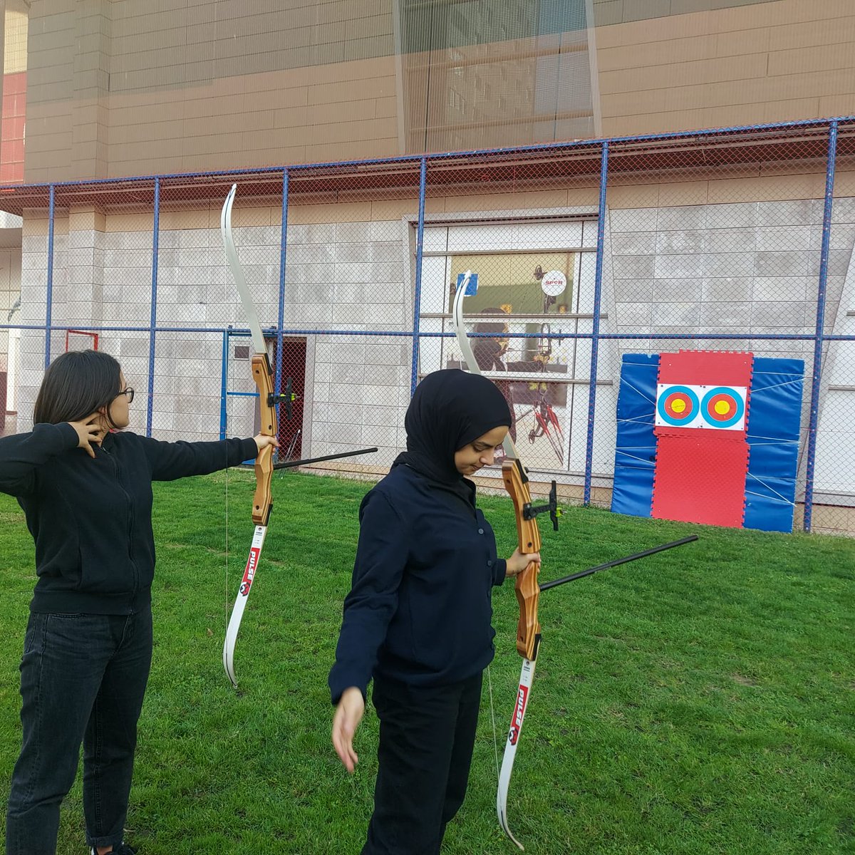 Sabır ve odaklanma becerisi isteyen okçulukta uzun, zorlu ama keyifli bir eğitimle başarılı bir okçu olabilirsiniz. 🏹 İlçe Müdürlüklerimiz en başarılı atışa konsantre olanların adresi 😊 📍Beylikdüzü Gençlik ve Spor İlçe Müdürlüğü @kasapoglu @gencliksporbak