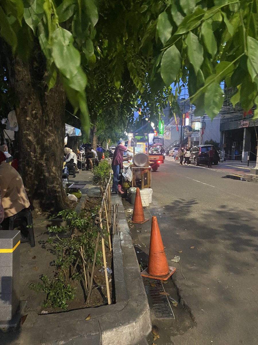 Hadaniahabibi's tweet photo. Namanya bakso gondrong? Tapi yang jual gaada yang gondrong. https://t.co/4SeQhhZUVH