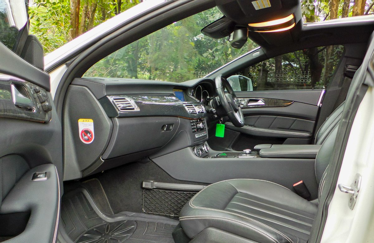 MercedesCentre's tweet photo. 2012 CLS 350
Well maintained
Accident free
3500cc petrol ,V6 engine
Fully dark leather upholstery 
sunroof
with Air suspension semi Active

Asking price ksh.2.9m neg
call / Whatsapp 0723500500 https://t.co/Z6RqpCLB2v