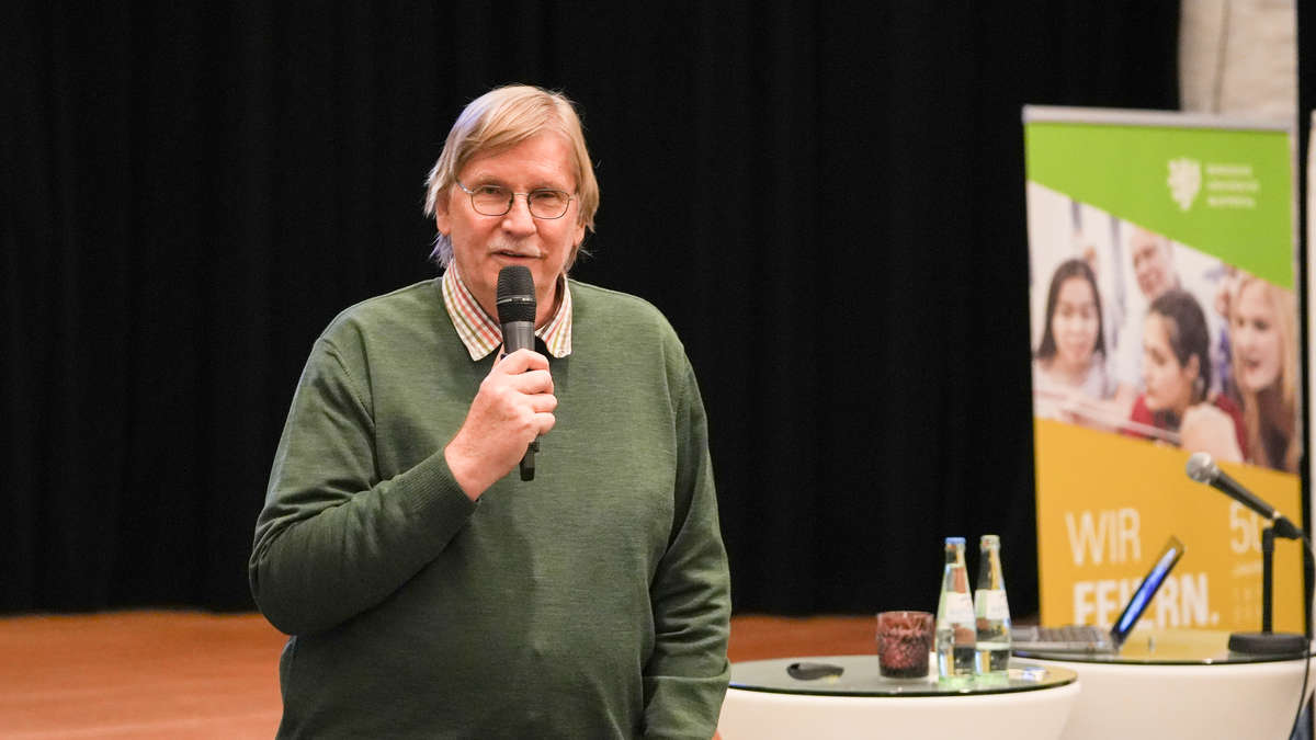 Termintipp: Heute, 20 Uhr, #Galileum #Solingen. Prof. Ralf Koppmann spricht über E-Mobilität, Klimawandel, Abhängigkeit von russischem Öl und Gas - und spricht unbequeme Wahrheiten aus. [+] solinger-tageblatt.de/solingen/klima… @uni_wuppertal