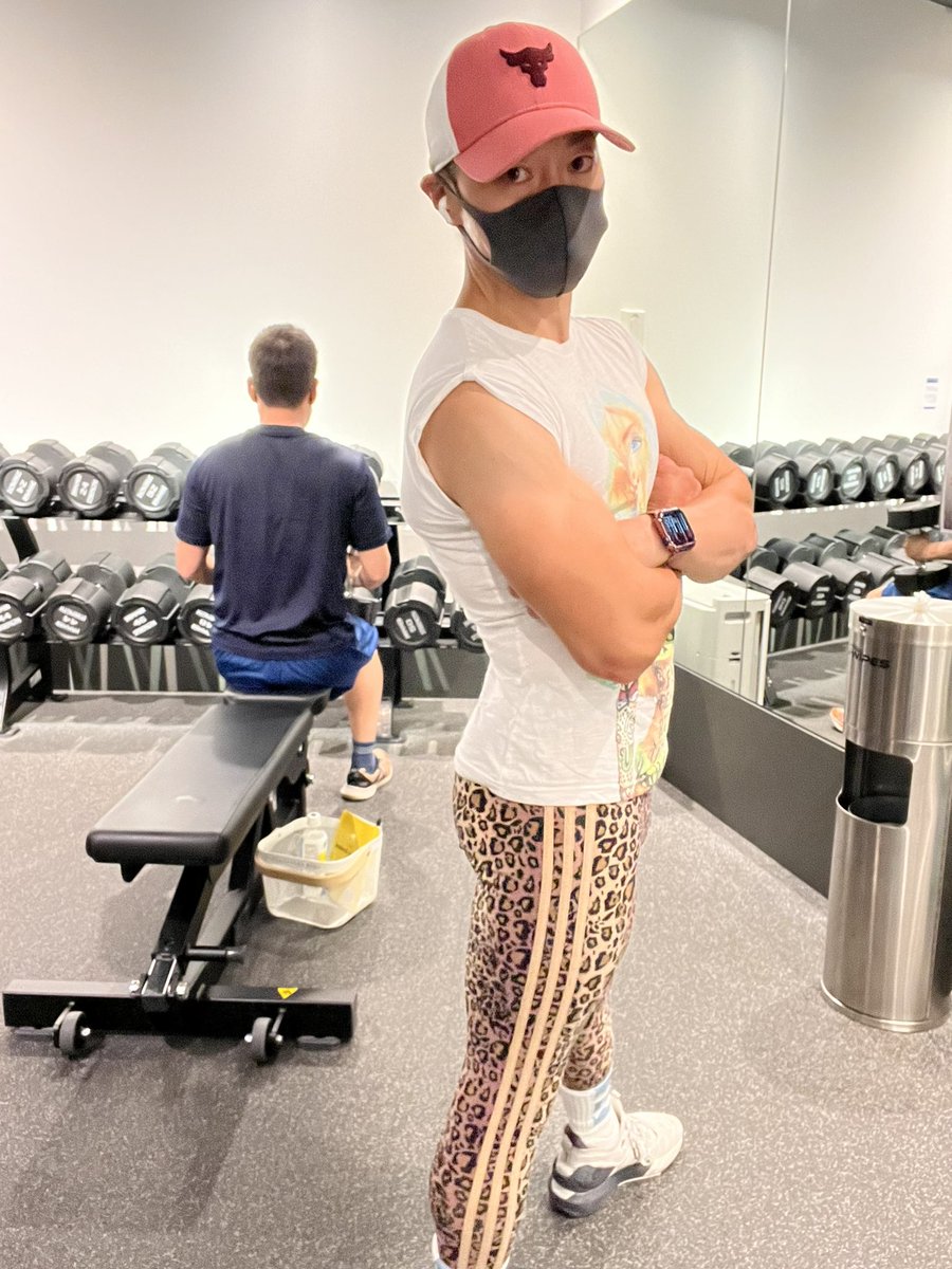 osyarenistylish's tweet photo. 今日は
adidas豹柄ですわなぁ〜〜〜〜
ふんふん♪

豹柄にはホワイトが合わせやすい

現在白のキャッ探し中
キャップ被りすぎると禿げるんじゃね
って被ってこなかったけど

最近キャップ好き☺️🫶✨

続く✨

トップス:
#LetsBubble

#筋トレ好きと繋がりたい https://t.co/cCuO69gBGc