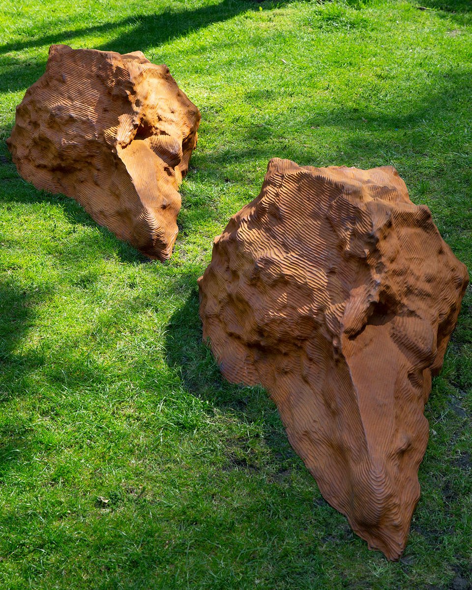sculpturecity's tweet photo. Burial by #AliceChanner at St Botolph-without-Bishopsgate Churchyard
The rough dimensions of the two stretched rocks that make up Burial are approximately the length of an elongated human body. Cast from lumps of concrete collected from London demolition sites
Photo @NickTurpin https://t.co/QWbGLA6kI1