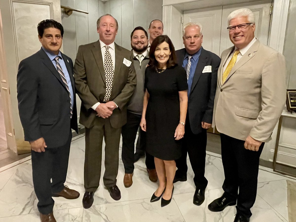 smartlocal28's tweet photo. @GovKathyHochul and @MooreforNewYork, our own #local28 member, know to surround themselves with good #UnionStrong people like @DC9_IUPAT @nsbctc #GOTV #novemberiscoming https://t.co/w7liB4uigD