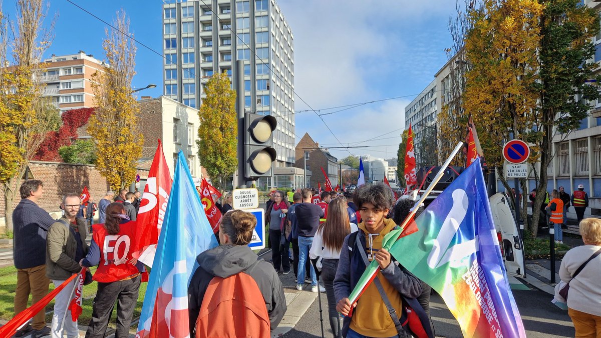 JI_valenciennes's tweet photo. 🔴 Présent•es avec les syndicats à la #Greve18Octobre à #Valenciennes ! ✊️ https://t.co/hCglEilESU