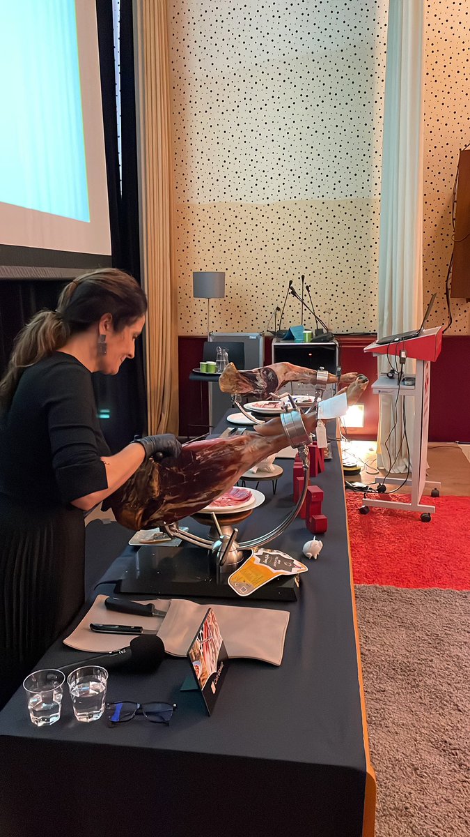 catigomez_nl's tweet photo. Jornada #ElJamónylaciencia organizado por @CENL_SWNL @catigomez_nl la Dra Rosa García Valverde  @cei_A3 en @ICUtrecht. Gracias a #laestrelladeljamon  y #eraalta https://t.co/v6R5UOE8F9