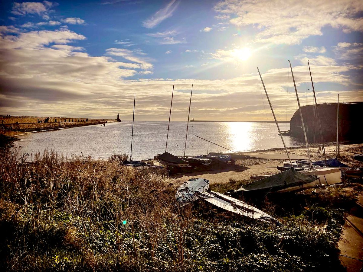 eskimo3452's tweet photo. ✨☀️🥰 #perfectmorning #gettingthestepsin #wintersun #Tynemouth https://t.co/bCUGTBJ35a