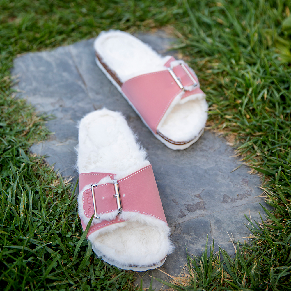 Gezer_Ayakkabi's tweet photo. Kombinlerin en şık ve rahatı Paleng ile yapılır!

#GezerAyakkabı #GezerSenBilirsin #slippers #Shoes #alışveriş #moda #fashionweek #paleng #GeleceğeAdımlar #Terlik #Slippers #Deri #Leather #Türkiye https://t.co/W9BkZOs1wW