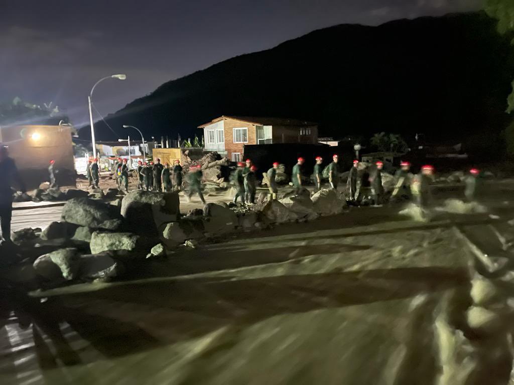Cumpliendo instrucciones de nuestro Comandante en Jefe <a href="/NicolasMaduro/">Nicolás Maduro</a>,  FANB inicia el despliegue en apoyo a la población en el área de El Castaño en Maracay.