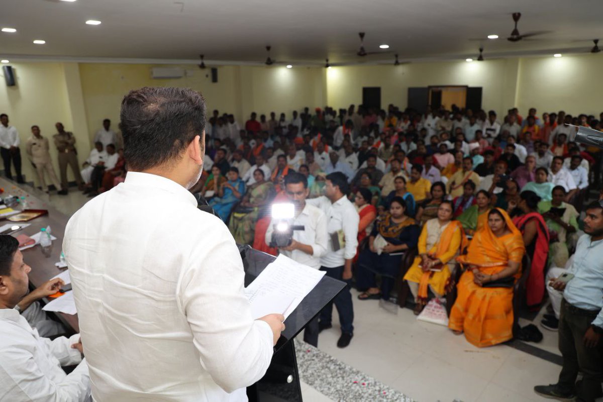 thisissanjubjp's tweet photo. आज जनपद फ़तेहपुर के भाजपा जिला कार्यालय में निकाय चुनाव हेतु पार्टी पदाधिकारियों एवं मा॰ जनप्रतिनिधियों के साथ कार्यकर्ताओं की संगठनात्मक बैठक को संबोधित किया। https://t.co/uo3CN2PVtw