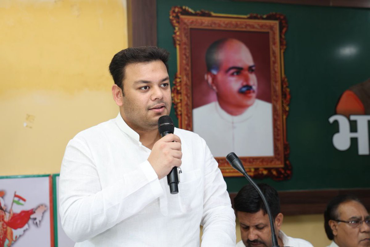 thisissanjubjp's tweet photo. आज जनपद फ़तेहपुर के भाजपा जिला कार्यालय में निकाय चुनाव हेतु पार्टी पदाधिकारियों एवं मा॰ जनप्रतिनिधियों के साथ कार्यकर्ताओं की संगठनात्मक बैठक को संबोधित किया। https://t.co/uo3CN2PVtw