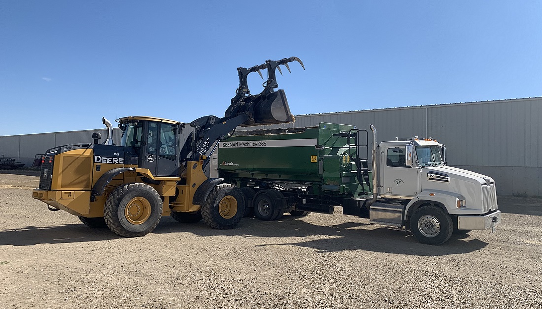 KEENANsystem's tweet photo. When you have 200 cows to feed and you want to do it in style! #Canada #truckmount https://t.co/l0jTCJ4FnT