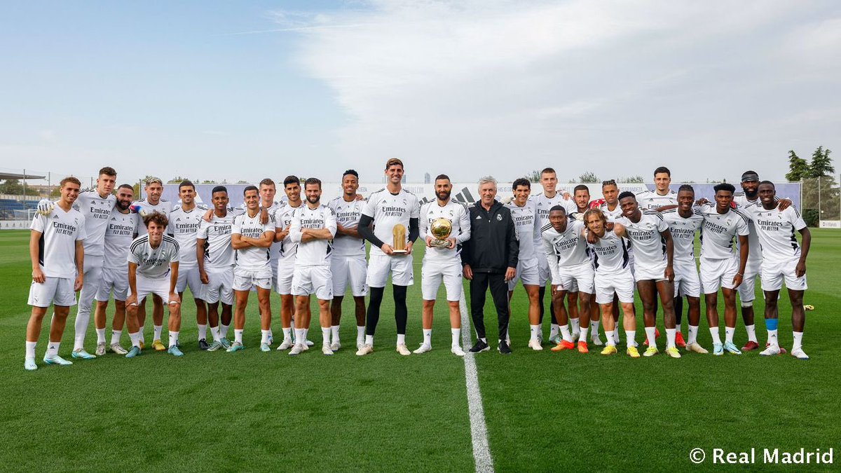 PM_Tetuan's tweet photo. صورة للذكرى🔥🙏❤️

أفضل لاعب في العالم وأفضل حارس في العالم مع اللاعبين قبل التدريبات هذا اليوم.👍😍❤️

#بينيا_مدريديستا_تطوان
#PMT22
#AdminPMT https://t.co/qFkbTn2Mqf
