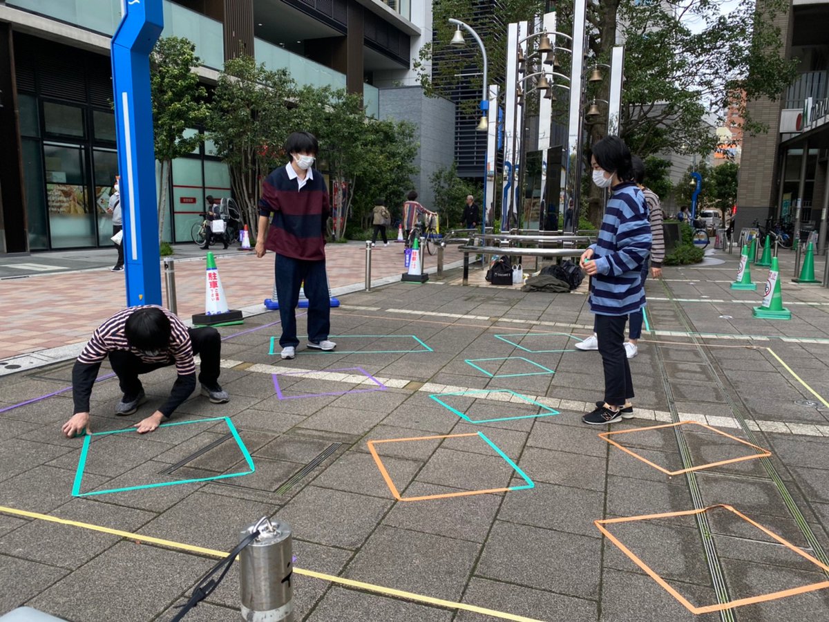 at_kanamachi's tweet photo. 【パフォーマンス紹介✨】
『ライ！ライ！kn町』
金町はハロウィン一色。みんな思い思いの仮装に身を包み、おばけの世界を楽しんでいます。その様子を羨ましそうに覗く者が…。そう、彼らは「本当」になれない、「嘘」のおばけたちでした。
＃金町観察　＃路上パフォーマンス　#WTF https://t.co/qG10tUs8gs