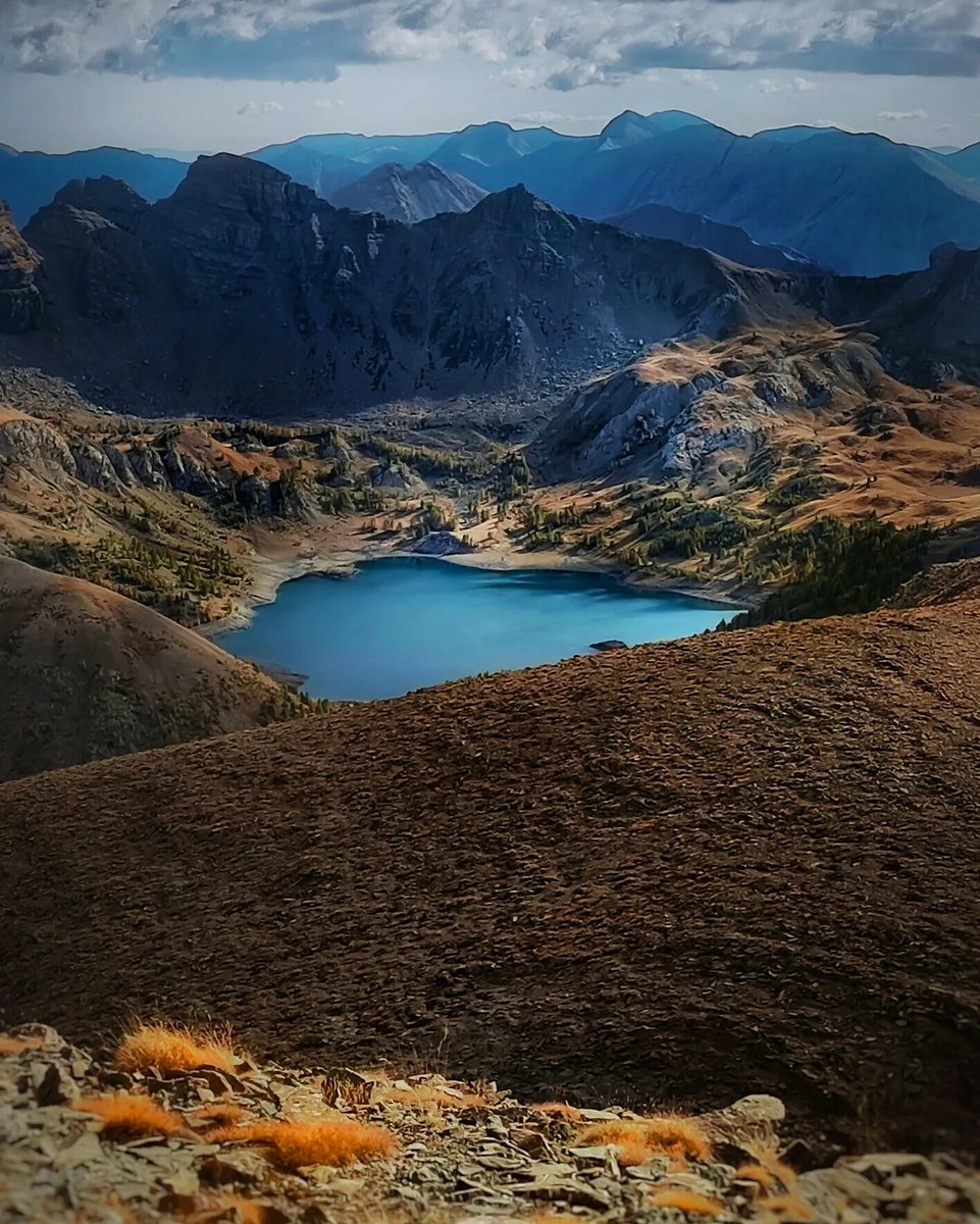 LaProvenceAlpes's tweet photo. Situé au cœur du Parc National du Mercantour, le lac d’Allos est le plus grand lac naturel d’altitude d’Europe 💙 Il a été creusé il y a 20 000 ans par un gigantesque glacier 😯 

Crédit : elvire_13 

#ValdAllos #LacdAllos #Mercantour #Alpes https://t.co/6ZtRXmSuTf