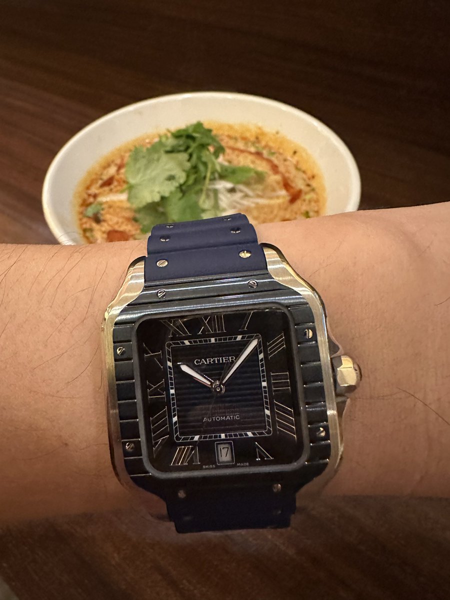 毎年恒例の四日市出張。お供は、先日新しく仲間に加わったサントス ドゥ カルティエにしました。今年の新作で、深いブルーがめちゃくちゃかっこいいです。そしてついに！四日市で最高のお店を見つけてしまい、2日連続でお邪魔しました。このラーメンを食べるためだけに東京から来たいぐらいです（笑）