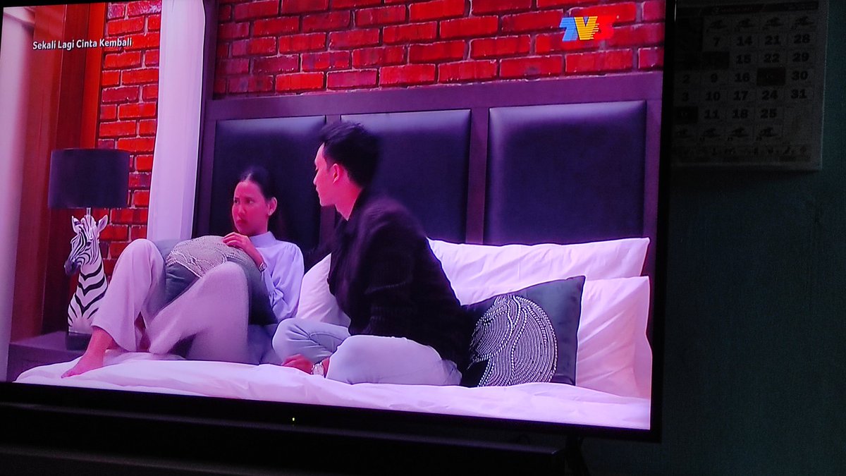 SafinatulAzlin's tweet photo. Hayyat..... Tak..tak...tak..tak..tak..tak...
#sekalilagicintakembali @aniqshr @sitikhadjahalim https://t.co/60JVWehF8A
