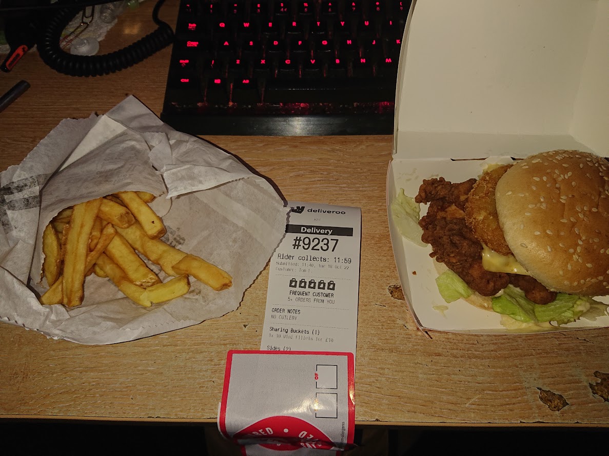 TeaTeaKay's tweet photo. Hey @DeliverooHelp can you explain how this picture is not enough information for even a partial refund on an order that is meant to be 10 mini fillets, beans, and gravy? It looks an awful lot like some kind of burger and a small portion of fries to me. Weird https://t.co/7keAPE3ey1
