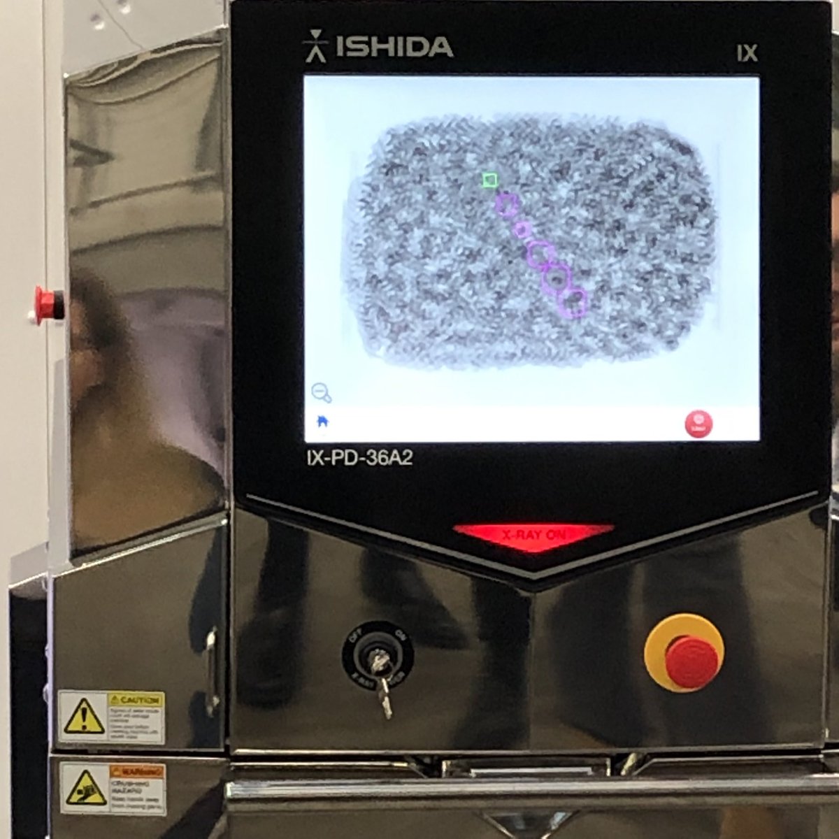 Tecnifood's tweet photo. Es el turno de la demostración del nuevo equipo de rayos X IX-PD-36A2 en las instalaciones de @Ishida_Europe en Birmingham, adonde @Tecnifood se ha desplazado para conocer los nuevos lanzamientos de la compañía #TechFood #Alimentación @cimasacom https://t.co/SrWv96OVw5