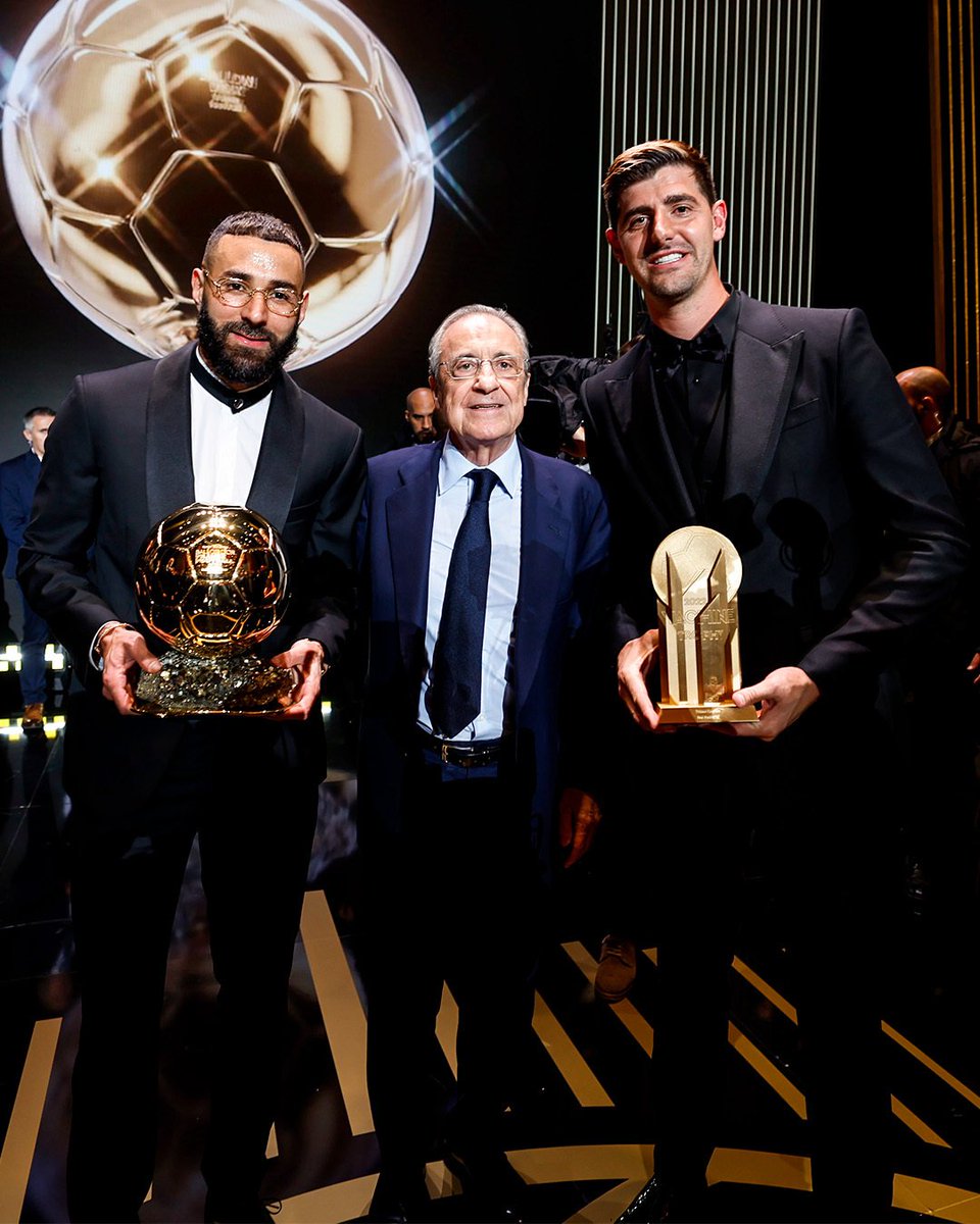Setelah 13 tahun membela Real Madrid, Karim Benzema akhirnya memenangi Ballon d'Or tahun ini.

Jika dulu penyerang Prancis itu hanya bisa memberi tepuk tangan untuk rekan setim yang meraihnya, kini trofi bola emas itu resmi menjadi miliknya.

Selamat, Benzema &amp; Thibu 🙌