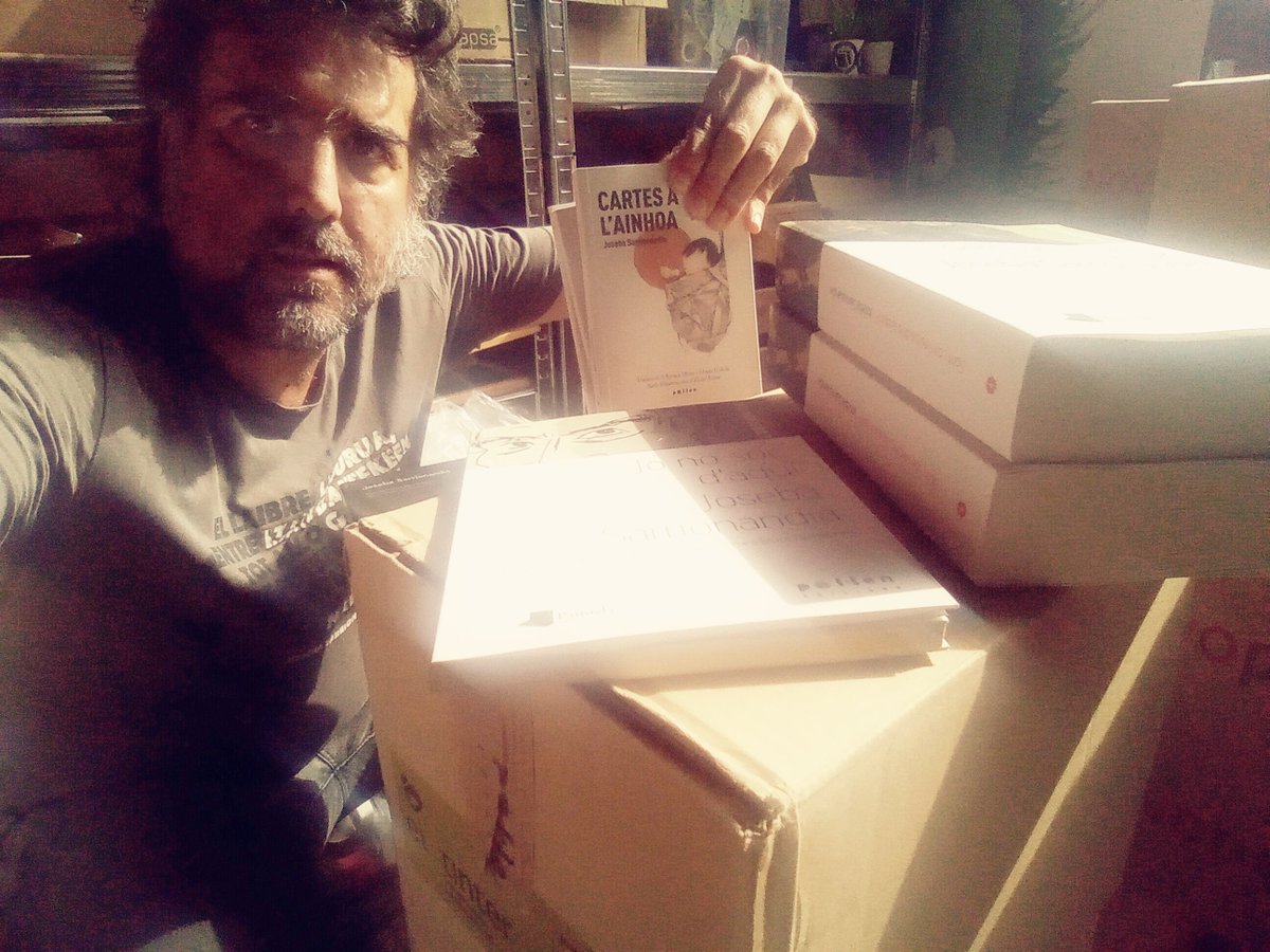 jordipanye's tweet photo. La @iolandabatalle diu q "una #novetat és qualsevol #llibre q no hagis llegit".
Aquí 4 novetats q van cap a @OnaLlibres passant per @VirusDistri #Sarrionandia #JollegeixoSarri #SarriaCatalunya
@pollen_edicions @victorsunyol https://t.co/uYvYGB1lye