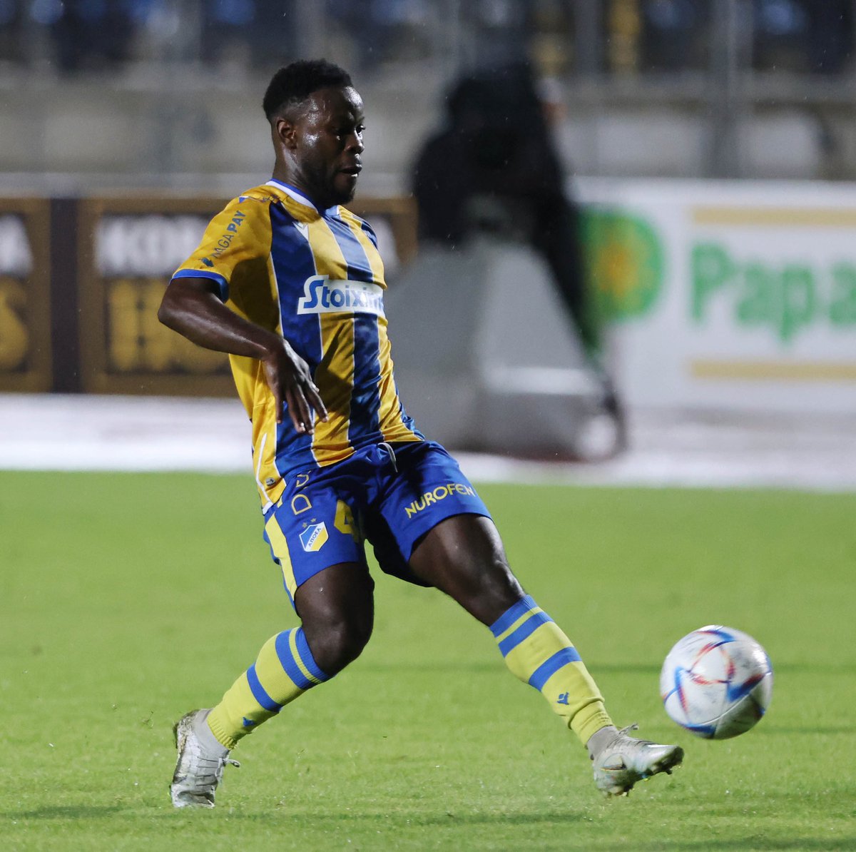 apoelfcofficial's tweet photo. Με τις δυο ασίστ που μοίρασε στον αγώνα με τον Ακρίτα, ο @KingsleySarfo44 πήρε κεφάλι στην σχετική κατάταξη. Από μια ασίστ μετρούν οι #maglica #dalcio #kvilitaia #moreira και #villafanez #apoelfc #monoapoel #shieldofglory https://t.co/edJUGJHirK